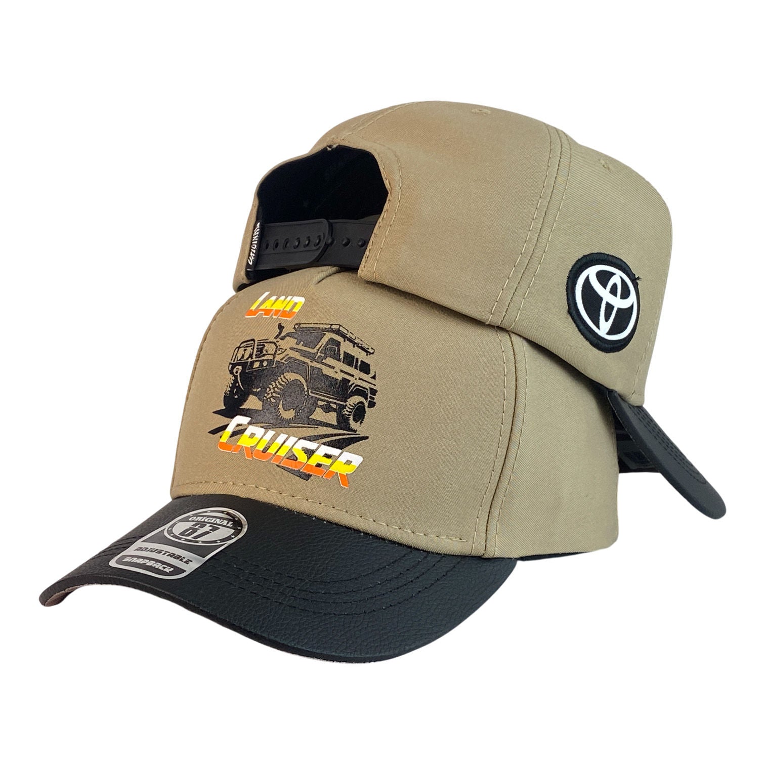 Gorra Toyota Beige con Estampado Land Cruiser y Visera Negra.