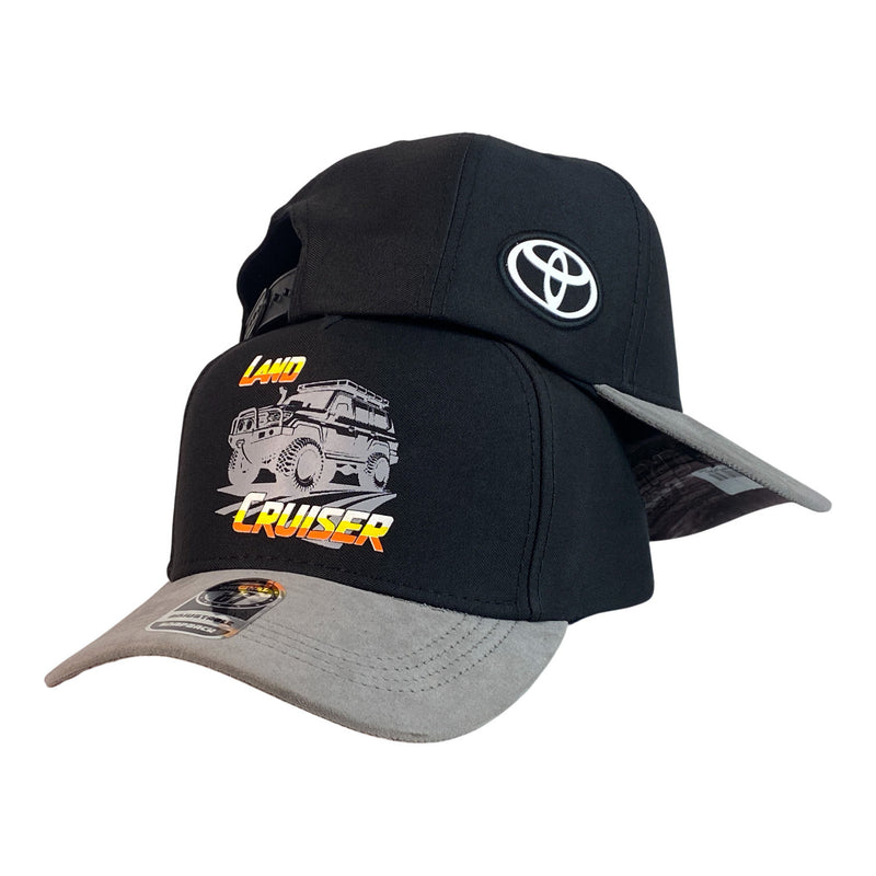 Gorra Toyota Negra en Gamuza con Visera Gris y Estampado Land Cruiser.