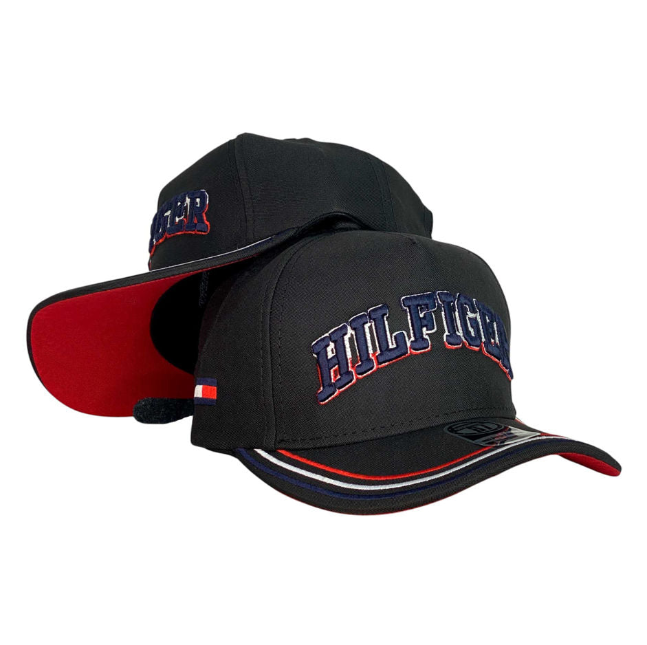 Gorra Tommy Negra con Bordado en Relieve y Visera Roja.
