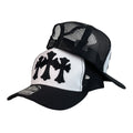 Gorra Full Caps Blanco con Negro con Bordado en Relieve y Malla Negra.