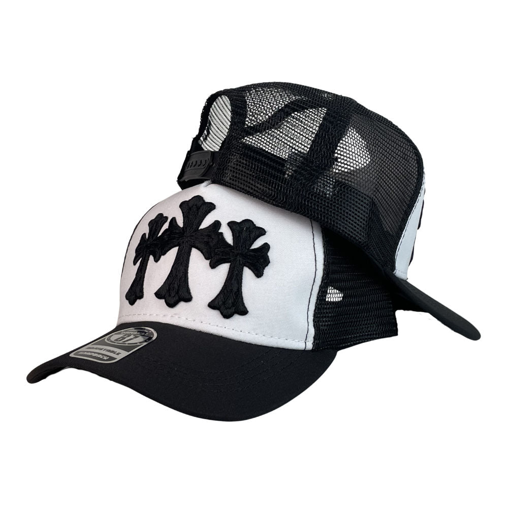 Gorra Full Caps Blanco con Negro con Bordado en Relieve y Malla Negra.