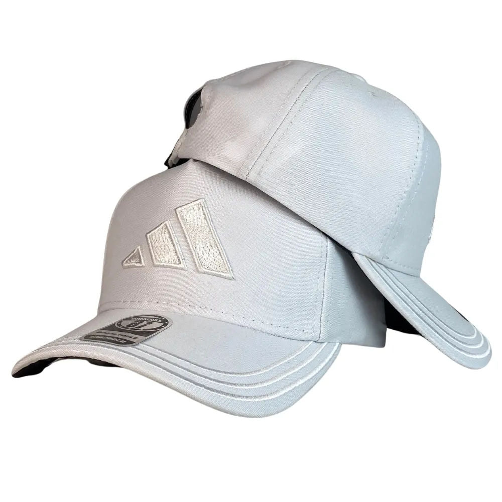 Gorra Adidas Blanca con Bordado en Relieve y Visera con Costuras.