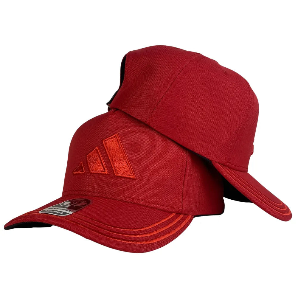 Gorra Adidas Roja con Bordado en Relieve y Visera con Líneas.