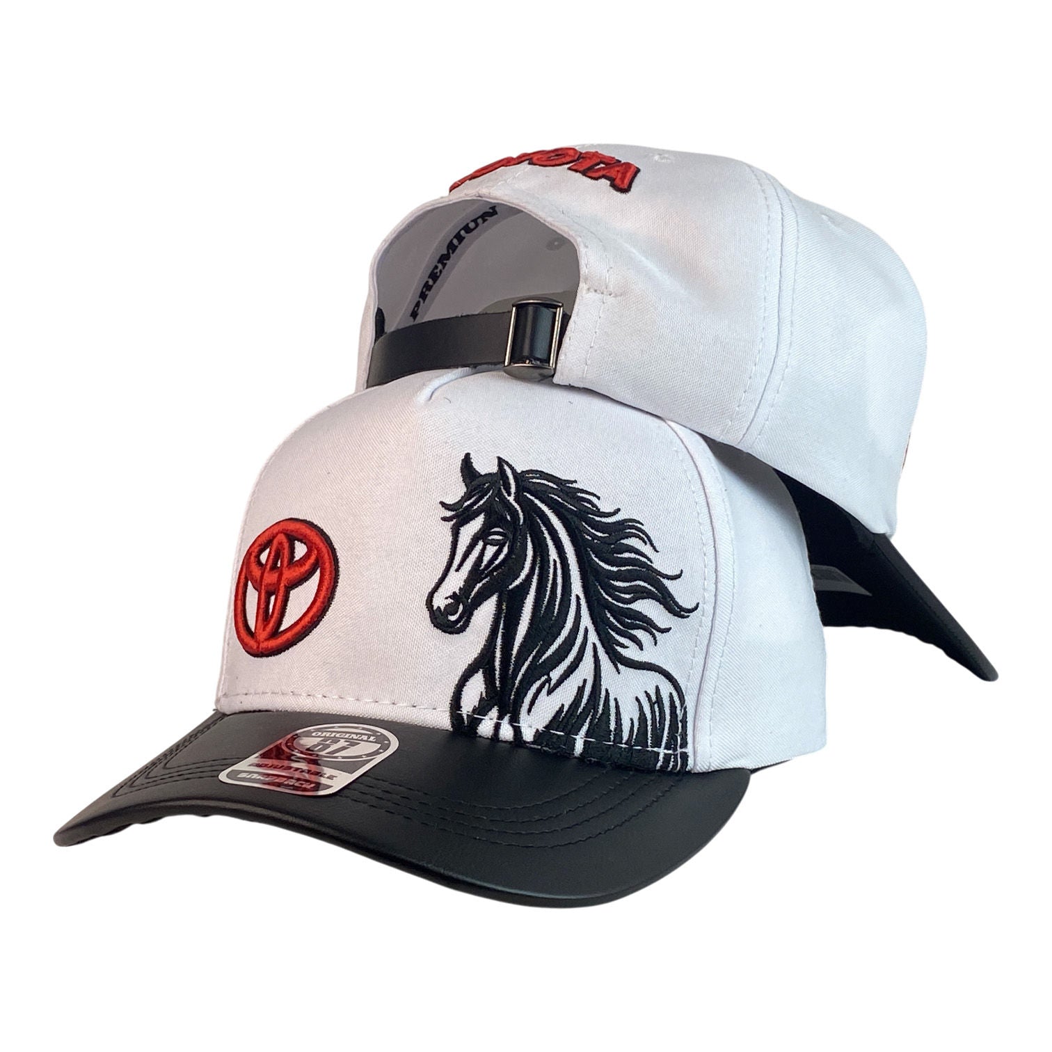 Gorra Toyota Blanca en Cuero con Bordado de Caballo y Visera Negra.