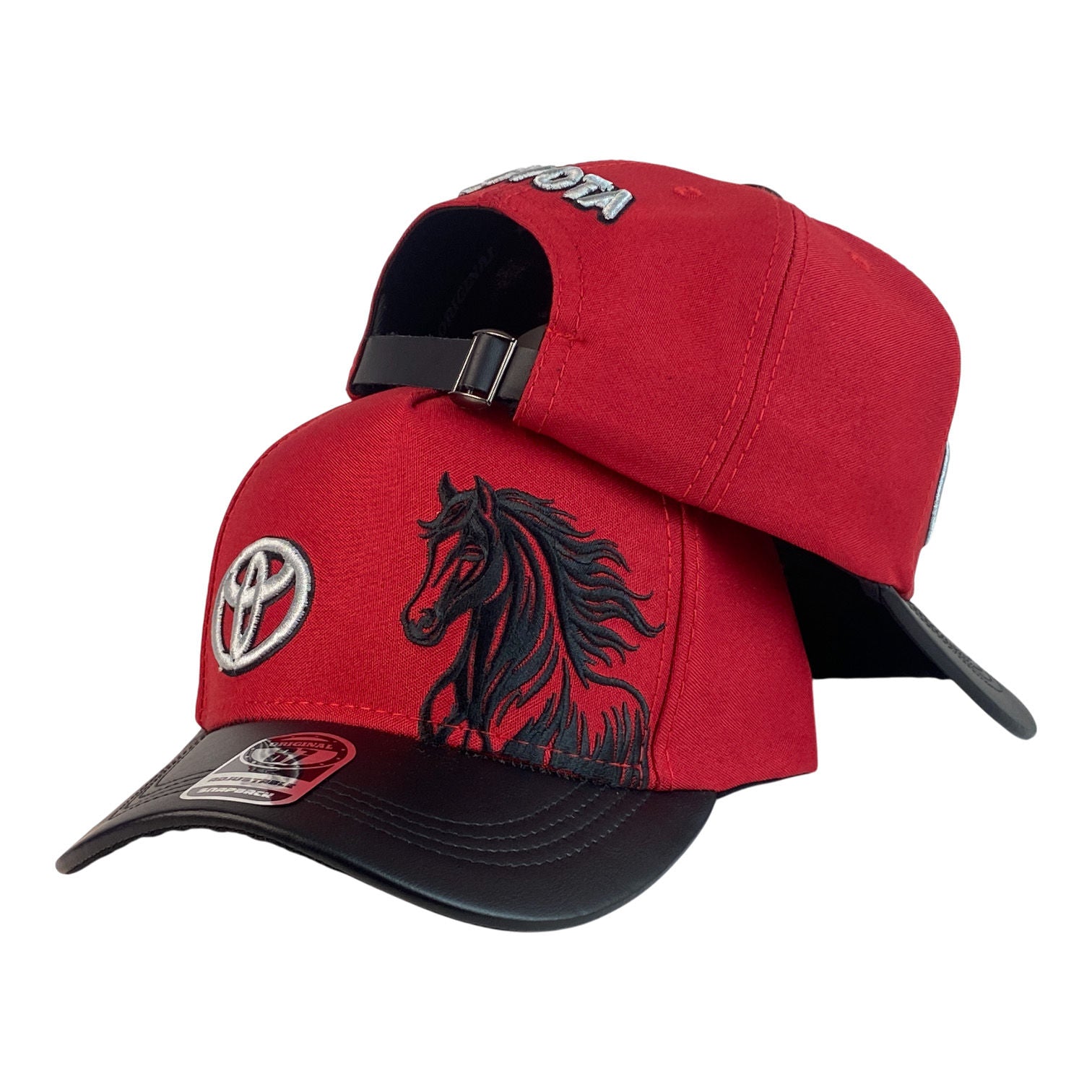 Gorra Toyota Roja con Visera Negra y Bordado de Caballo.