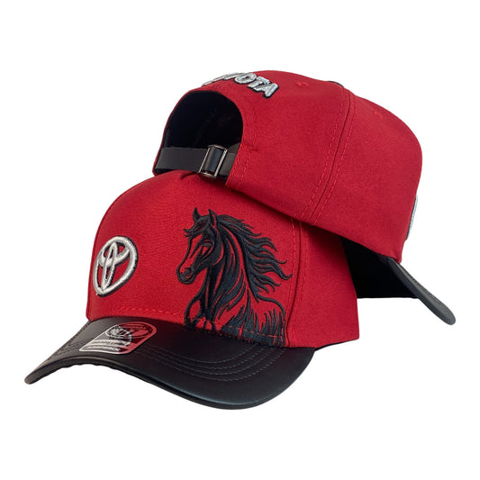 Gorra Toyota Roja con Visera Negra y Bordado de Caballo.