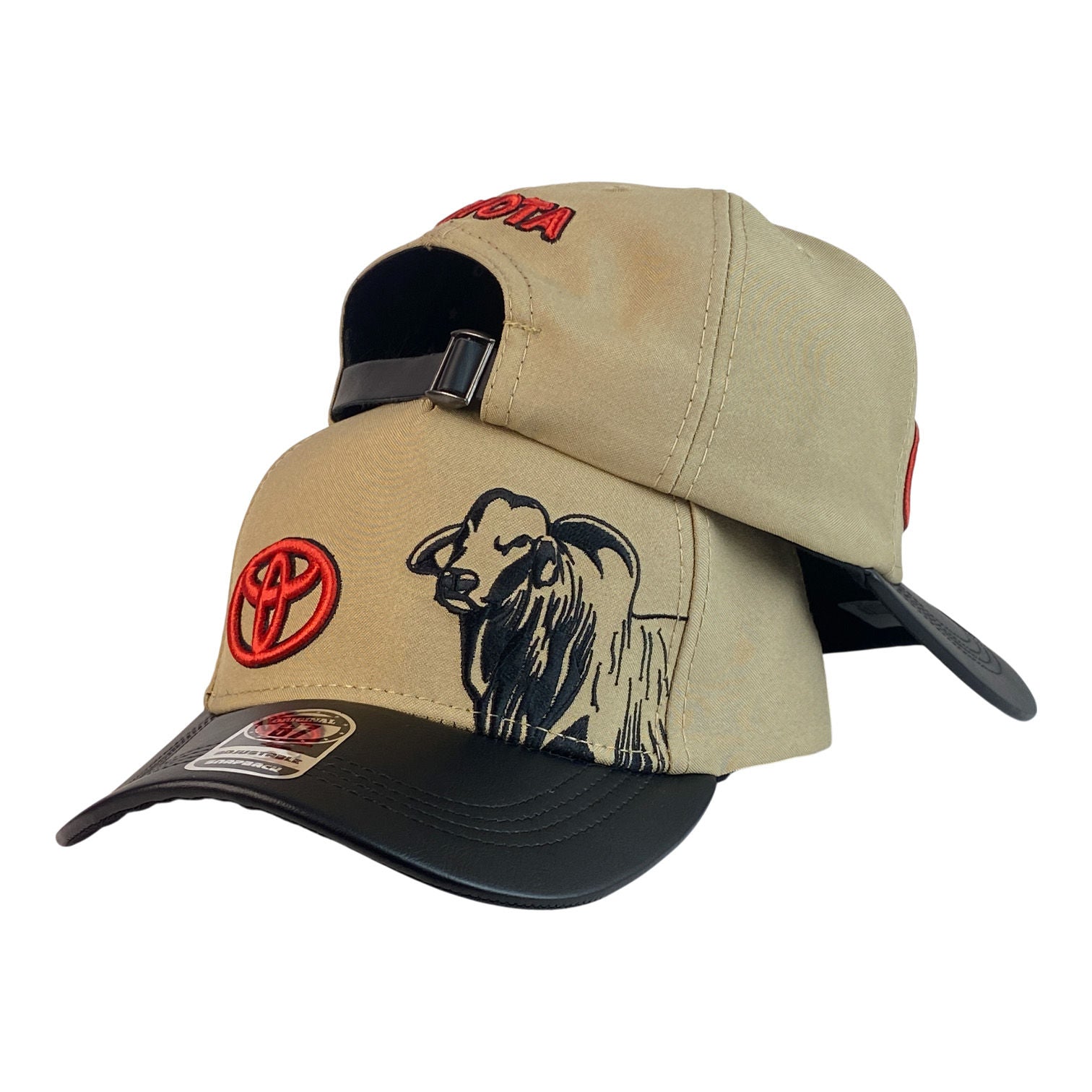 Gorra Toyota Beige con Bordado de Toro y Visera Negra.
