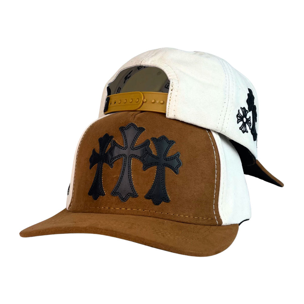 Gorra Full Caps Marrón y Blanca en Gamuza con Bordado de Cruces y Cierre de Broche.