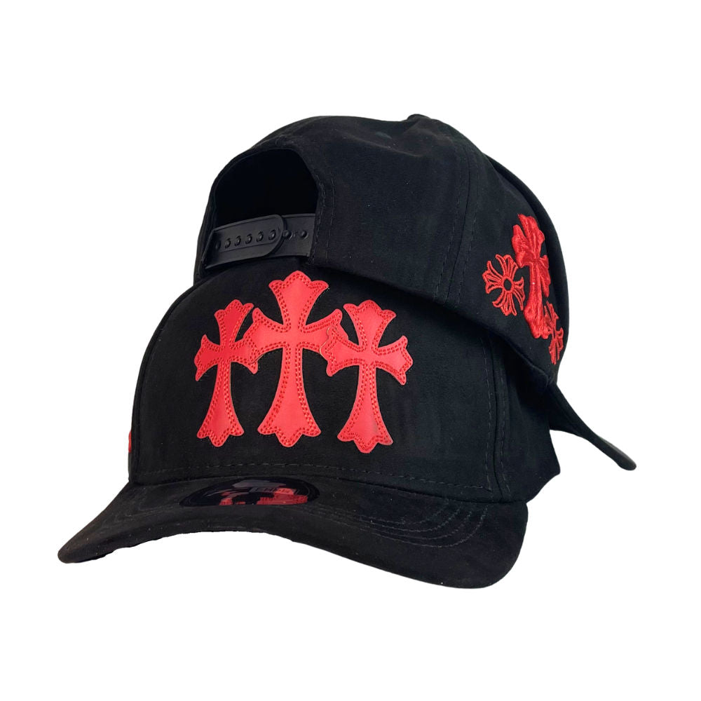 Gorra Full Caps Negra en Gamuza con Bordado en Relieve y Cierre de Ajuste.