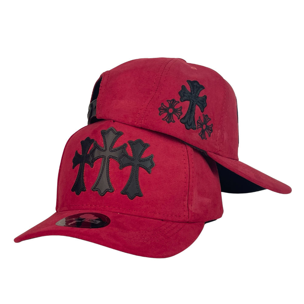 Gorra Full Caps Roja en Gamuza con Bordado de Cruces y Estampado.