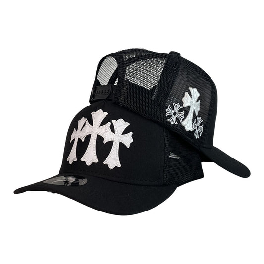 Gorra Full Caps Negra con Bordado en Relieve y Malla Negra.