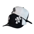Gorra Full Caps Negra y Blanca con Bordado en Relieve y Parches de Cruces.