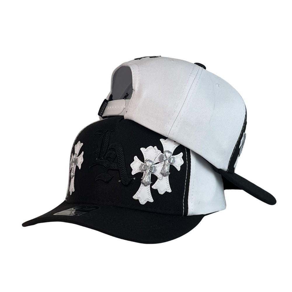Gorra Full Caps Negra y Blanca con Bordado en Relieve y Parches de Cruces.