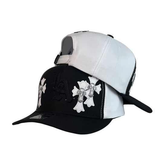 Gorra Full Caps Negra y Blanca con Bordado en Relieve y Parches de Cruces.