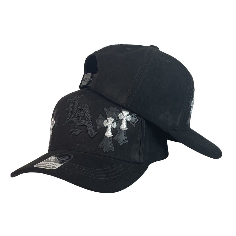 Gorra Full Caps Negra en Gamuza con Bordado en Relieve y Aplicaciones de Cruces.