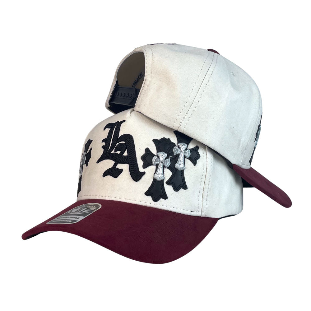 Gorra Full Caps Beige en Gamuza con Visera Vino y Bordado de Cruces.