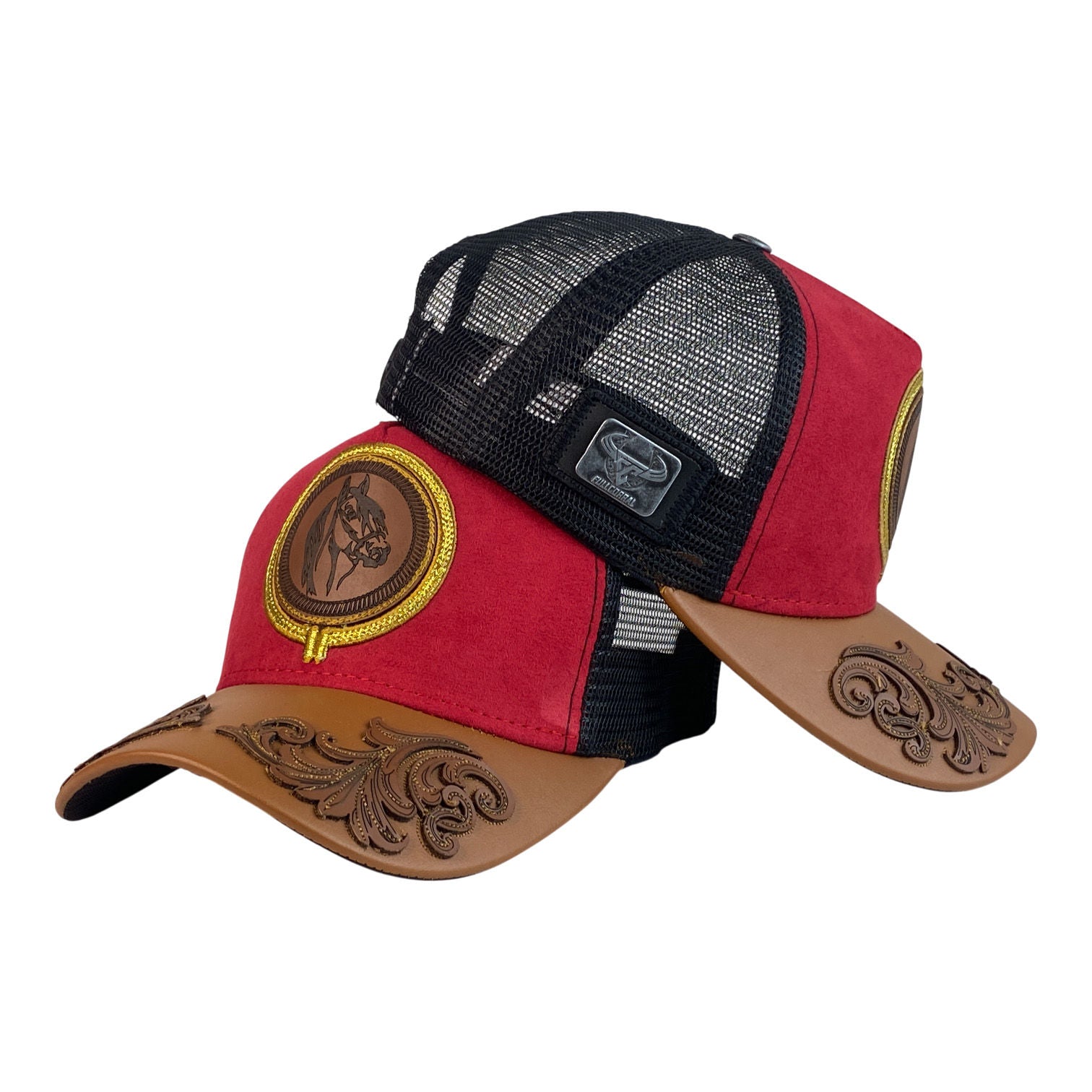 Gorra Full Corral Roja en Gamuza con Visera Grabada y Parche de Caballo.