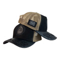 Gorra Full Corral Negra en Cuero con Visera Grabada y Malla Beige.