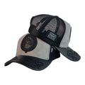 Gorra Full Corral Gris en Gamuza con Visera de Cuero y Bordado en Relieve.