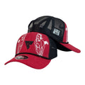 Gorra Full Corral Roja en Gamuza con Bordado de Caballo y Malla Negra.