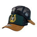 Gorra Full Corral Verde con visera en Gamuza Miel con Bordado de Herradura y Malla Negra.