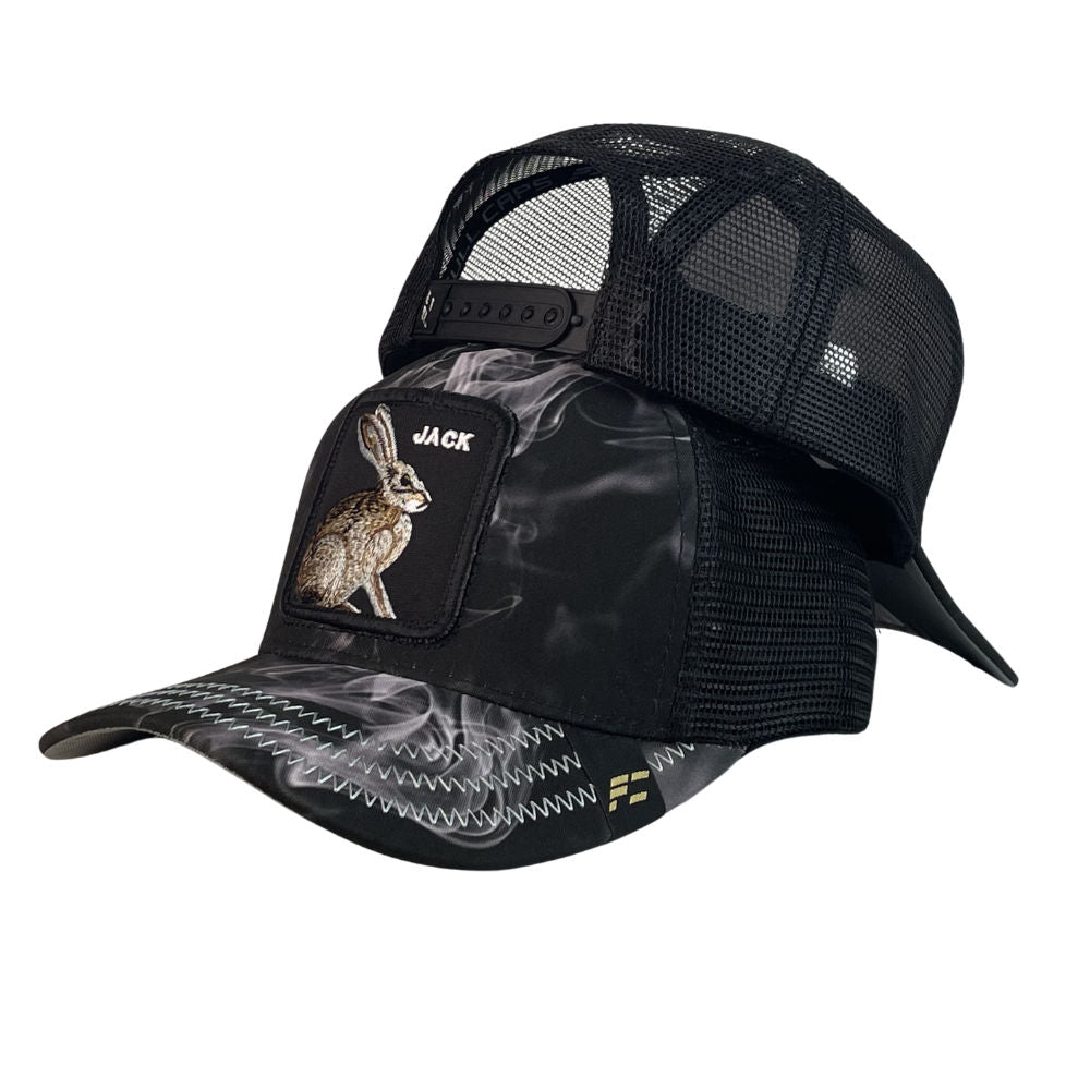 Gorra Full Corral Negra con Bordado de Liebre y Malla Negra.