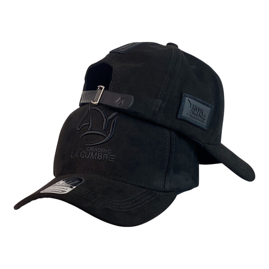 Gorra YJ Negra en Gamuza con Bordado en Relieve y Cierre de Cuero.