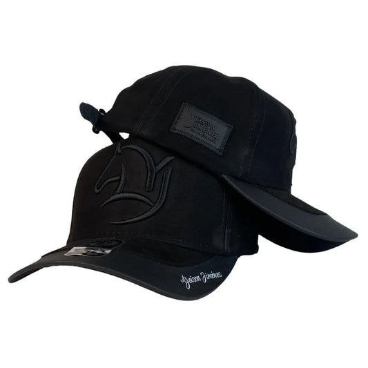 Gorra YJ Negra en Gamuza con Bordado en Relieve y Parche de Cuero.