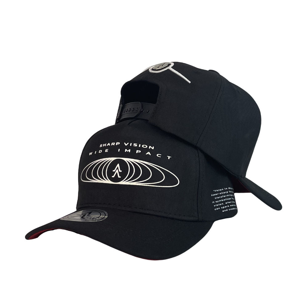 Gorra Alevate Negra con Estampado y Detalle Lateral.