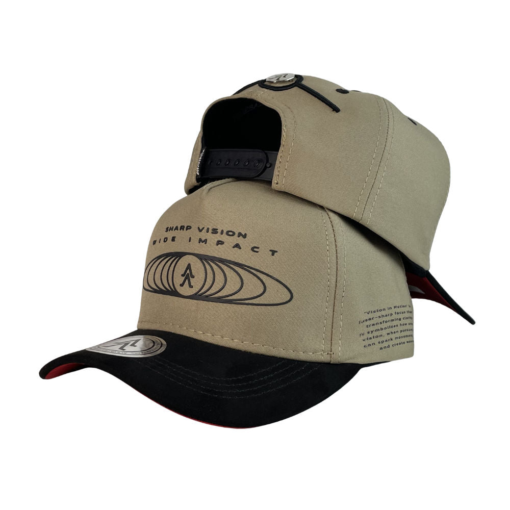 Gorra Alevate Beige en Gamuza con Estampado y Visera Negra.