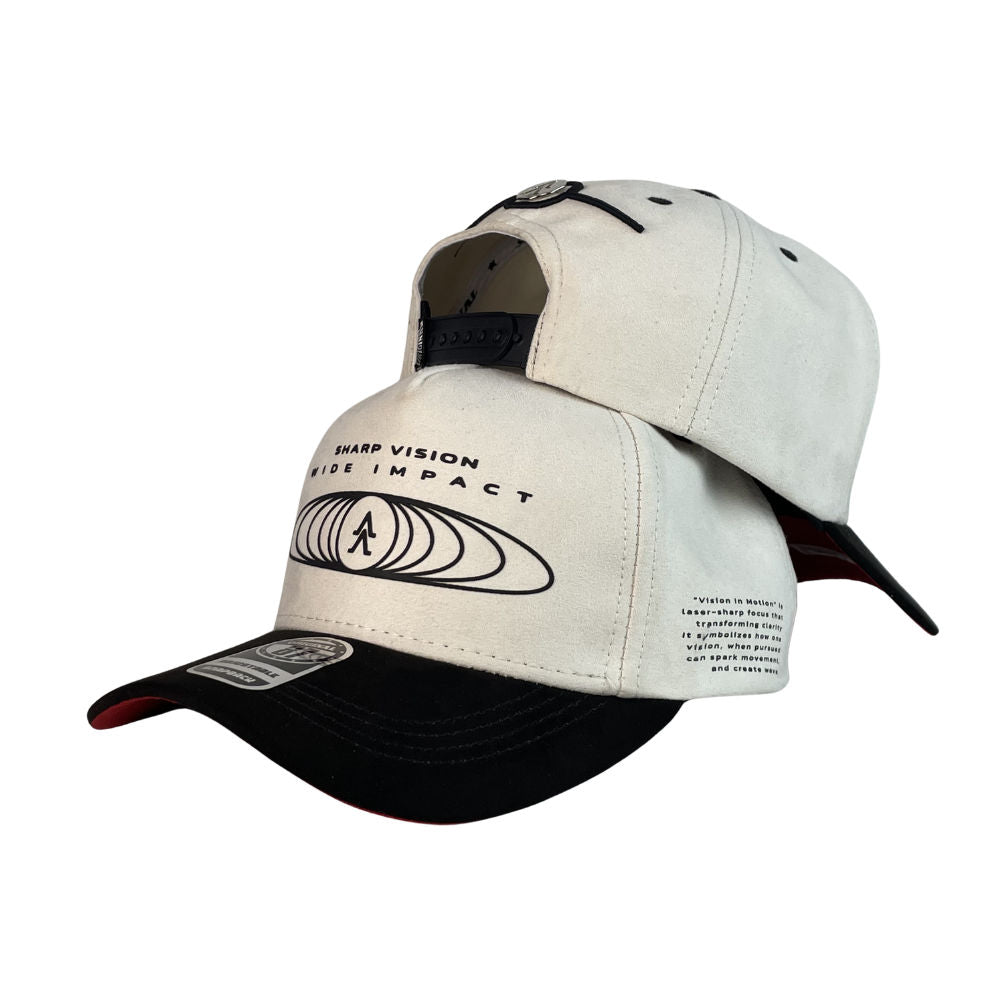 Gorra Alevate Beige en Gamuza con Estampado y Visera Negra.