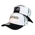 Gorra Alevate Blanca con Visera Negra y Estampado Lateral.