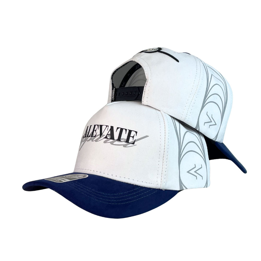 Gorra Alevate Blanca con Azul con Bordado en Relieve y Estampado Lateral.