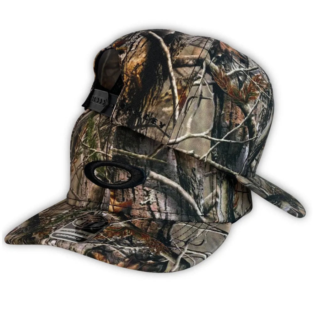 Gorra Oakley Camo con Logo Bordado y Cierre Snapback.