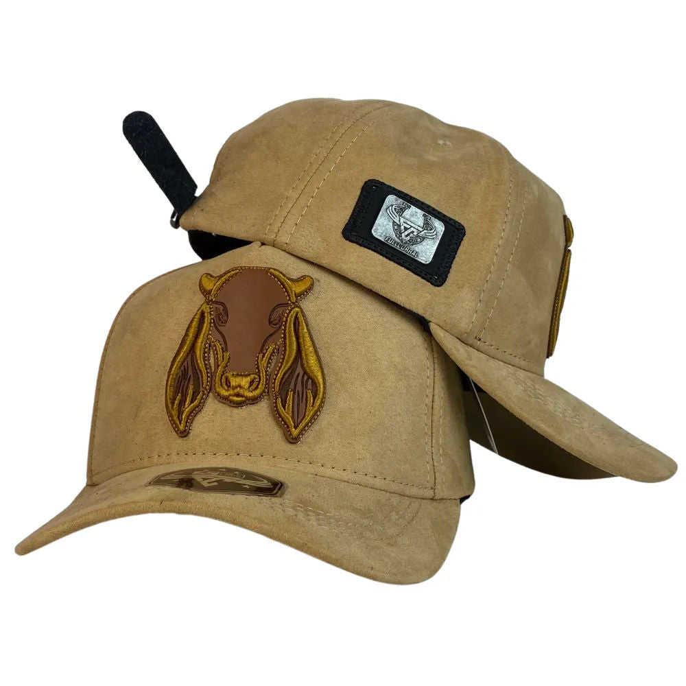 Gorra Full Corral Beige en Gamuza con Bordado de Vaca y Parche Metálico.