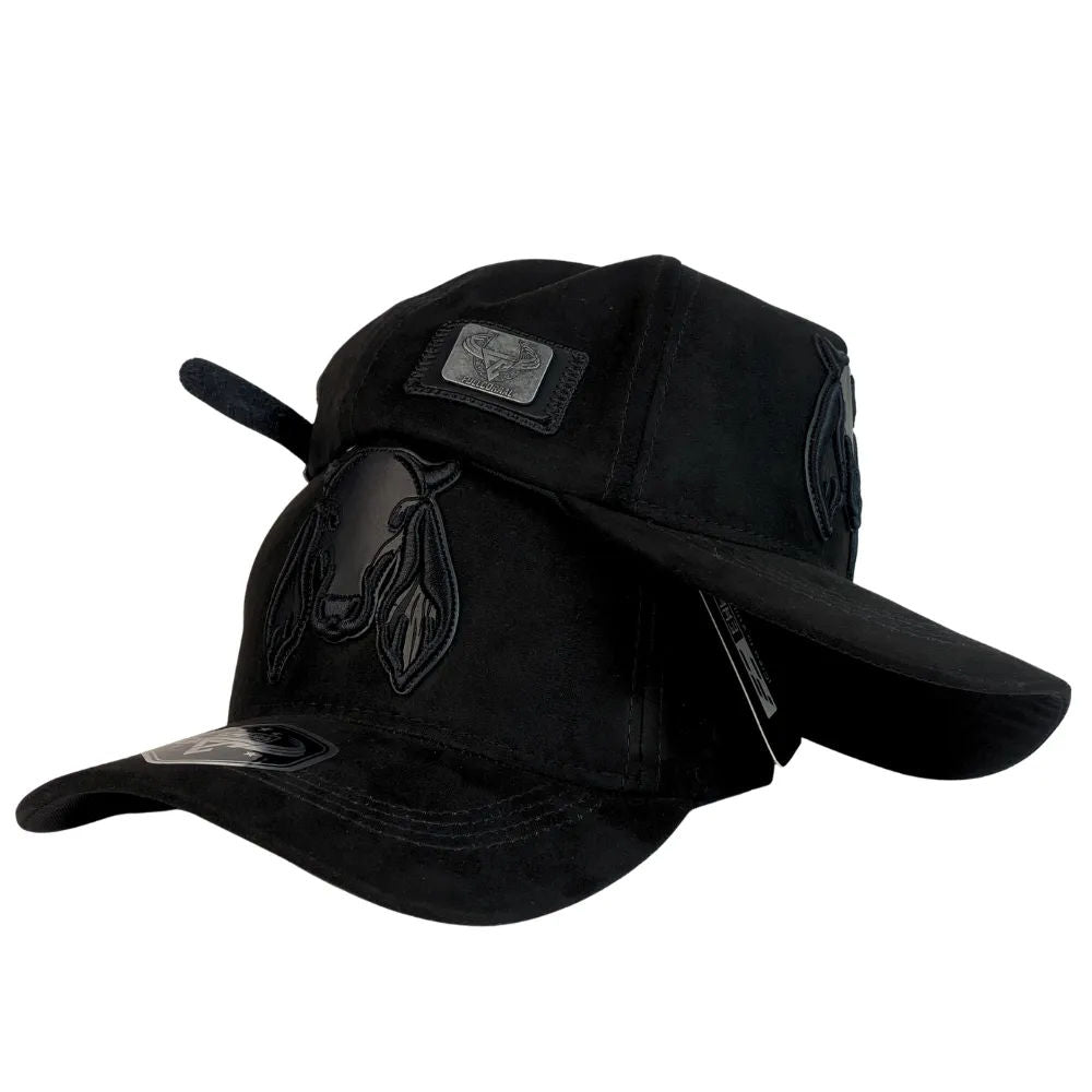 Gorra Full Corral Negra en Gamuza con Bordado de Vaca y Parche Metálico.