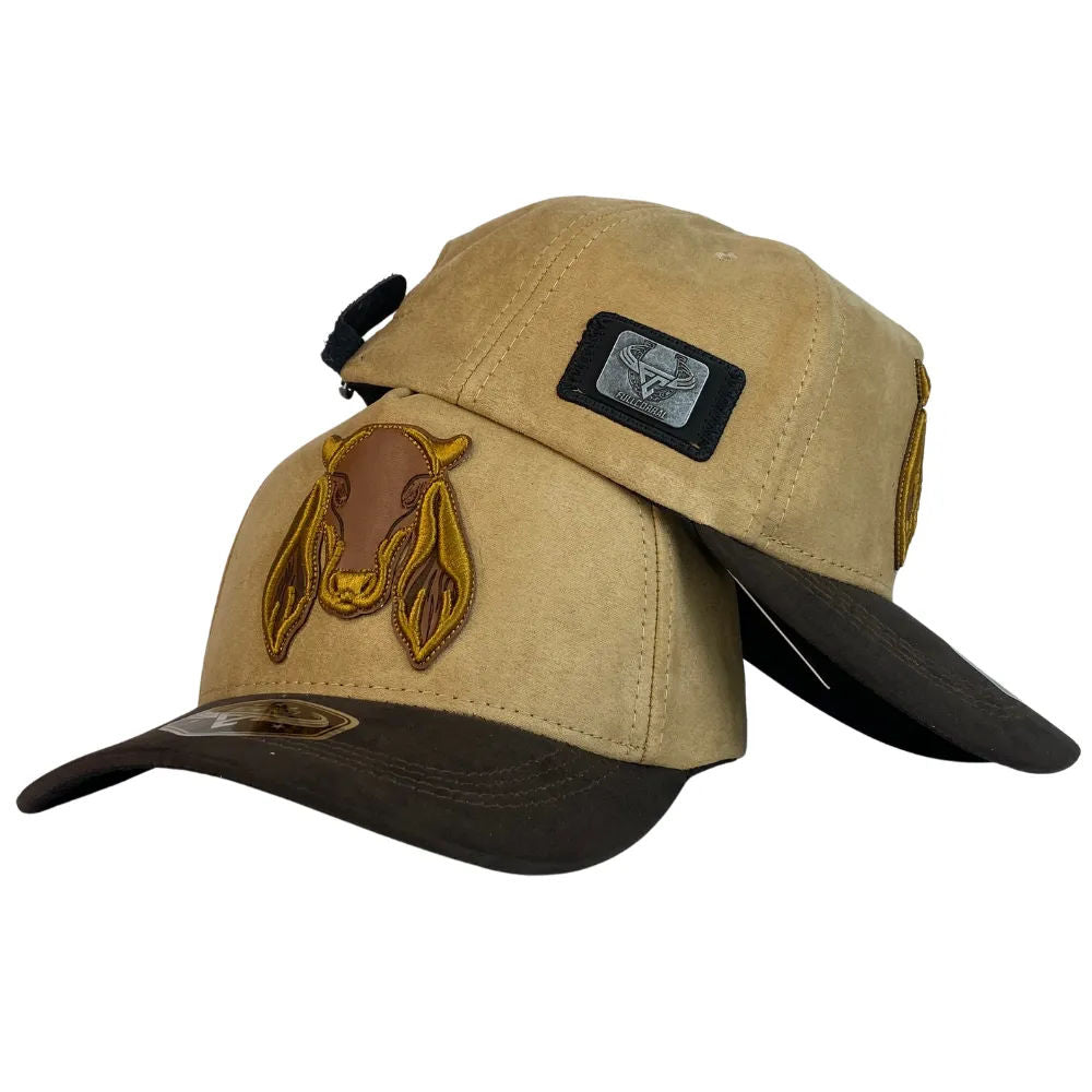 Gorra Full Corral Beige en Gamuza con Bordado de Vaca y Visera Café.