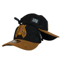 Gorra Full Corral Negra en Gamuza con Bordado de Toro y Visera Miel.