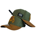 Gorra Full Corral Verde en Gamuza con Bordado de Vaca y Visera Miel.