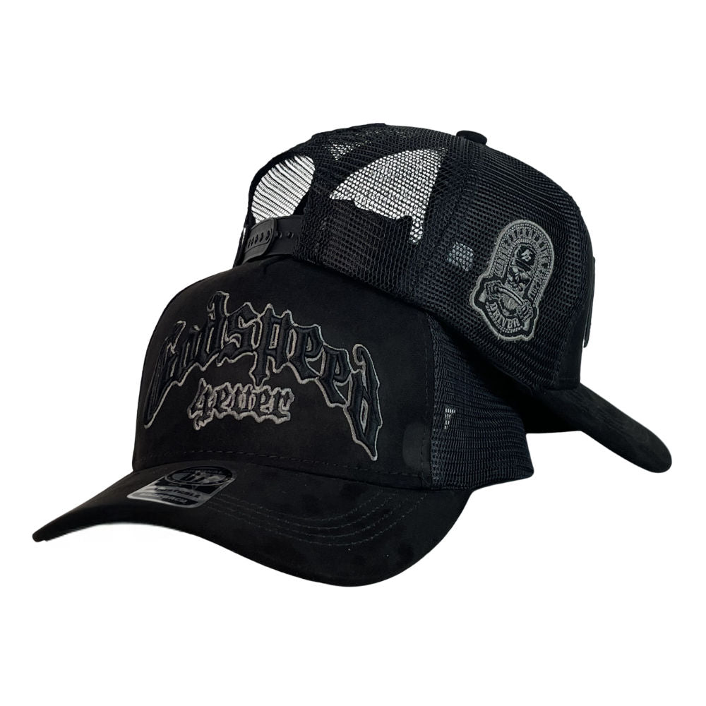 Gorra Godspeed Negra en Gamuza con Bordado en Relieve y Malla Negra.