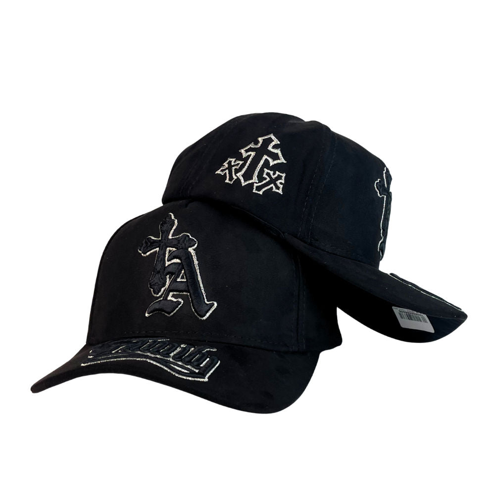Gorra Full Caps Negra con Bordado en Relieve y Bordado de Cruces.