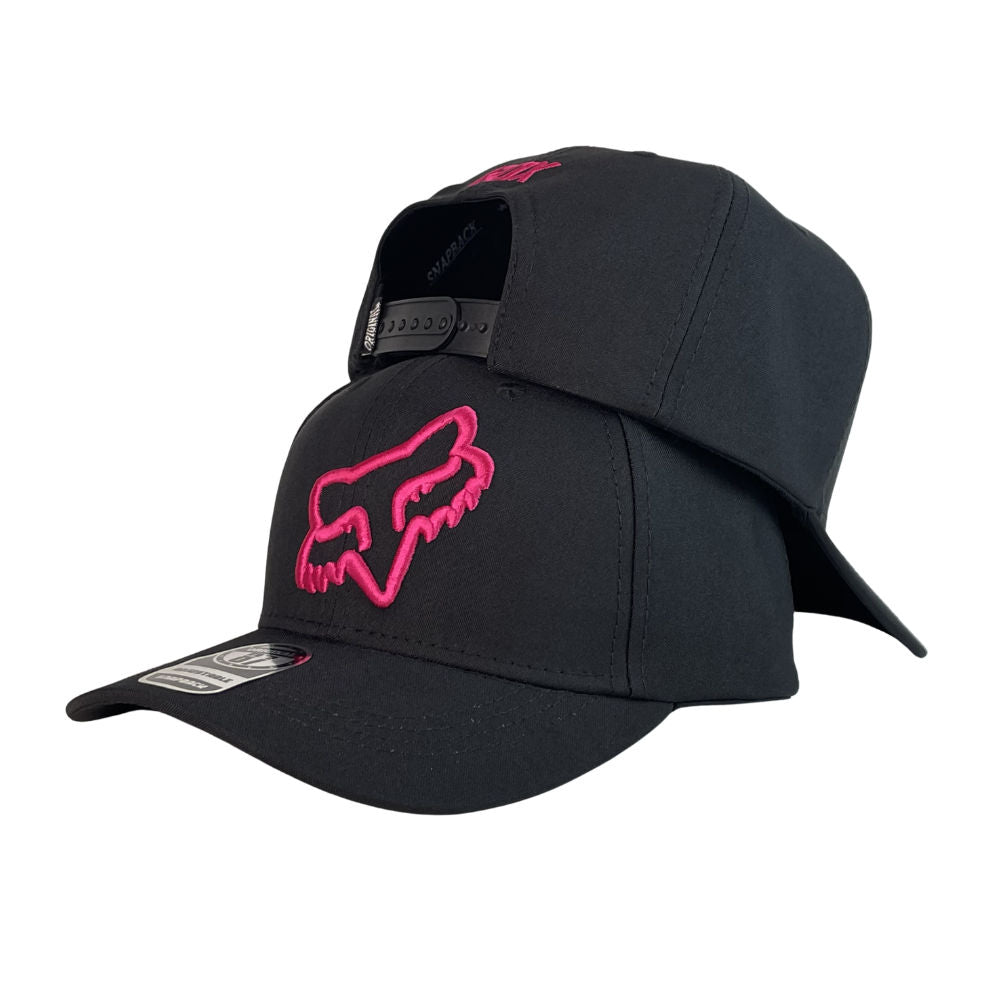 Gorra Fox Negra con Bordado en Relieve y Cierre Snapback.
