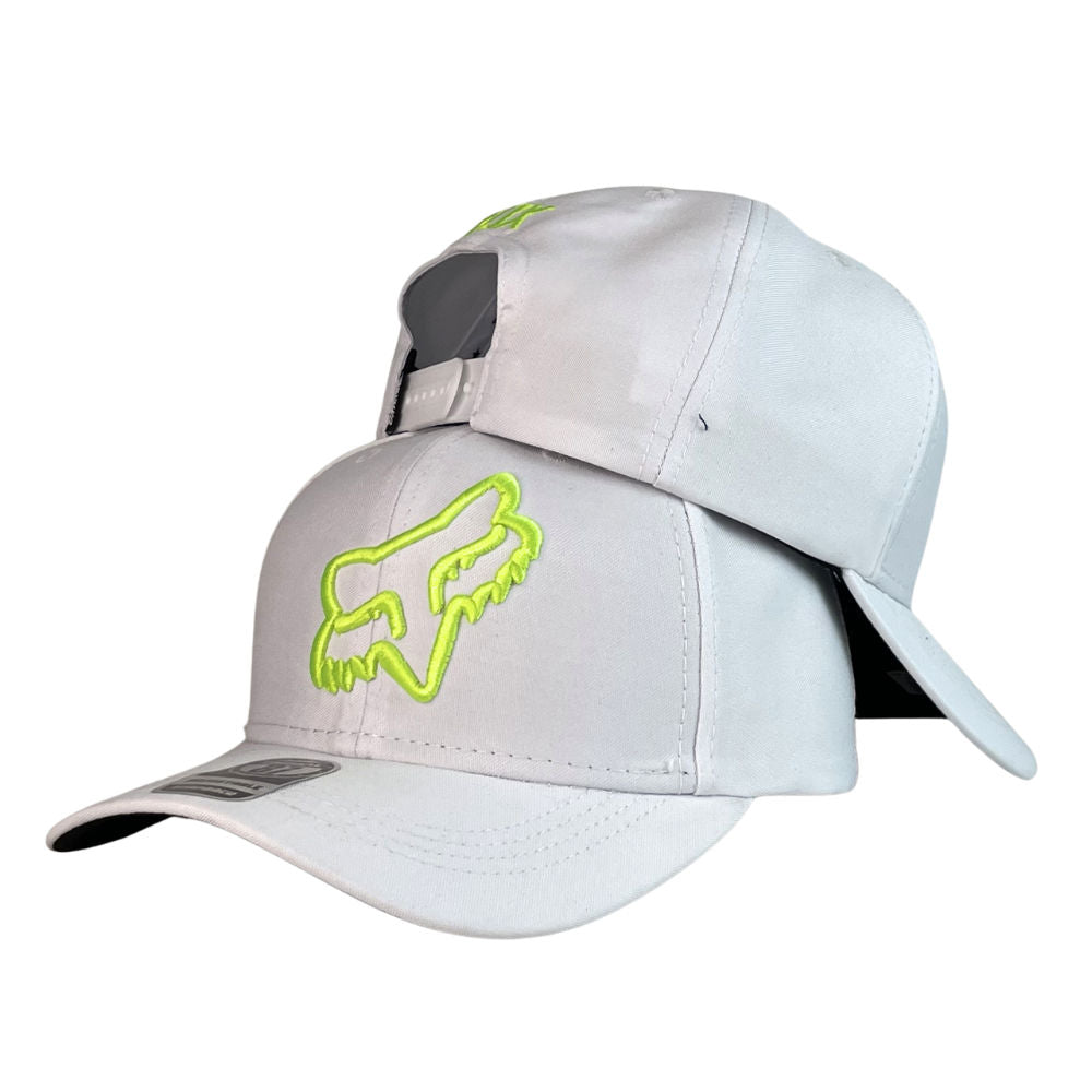 Gorra Fox Blanca con Bordado en Relieve y Visera Negra.