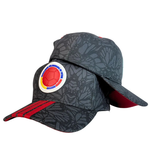 Gorra Colombia Negra con Estampado de Mariposas y Parche de Fútbol.