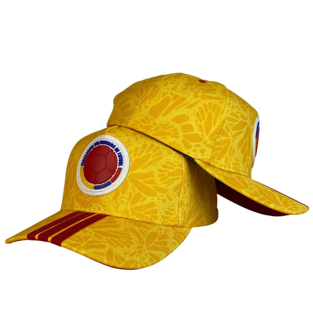 Gorra Colombia Amarilla con Estampado de Mariposas y Parche de Fútbol.