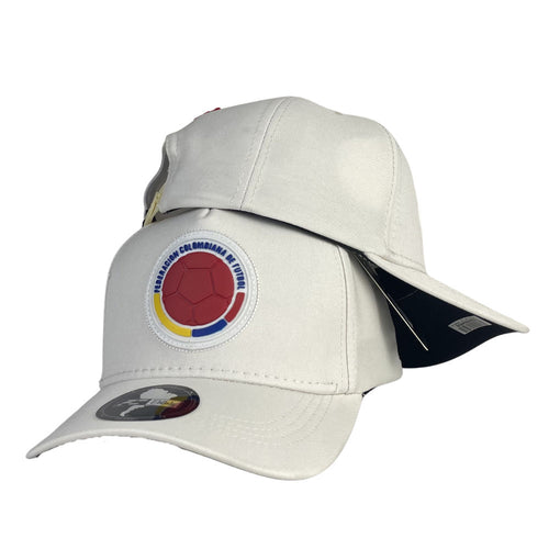 Gorra Colombia Blanca con Escudo en Relieve y Visera Negra.