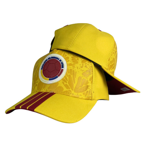 Gorra Colombia Amarilla con Escudo de la Selección y Estampado de Mariposas.