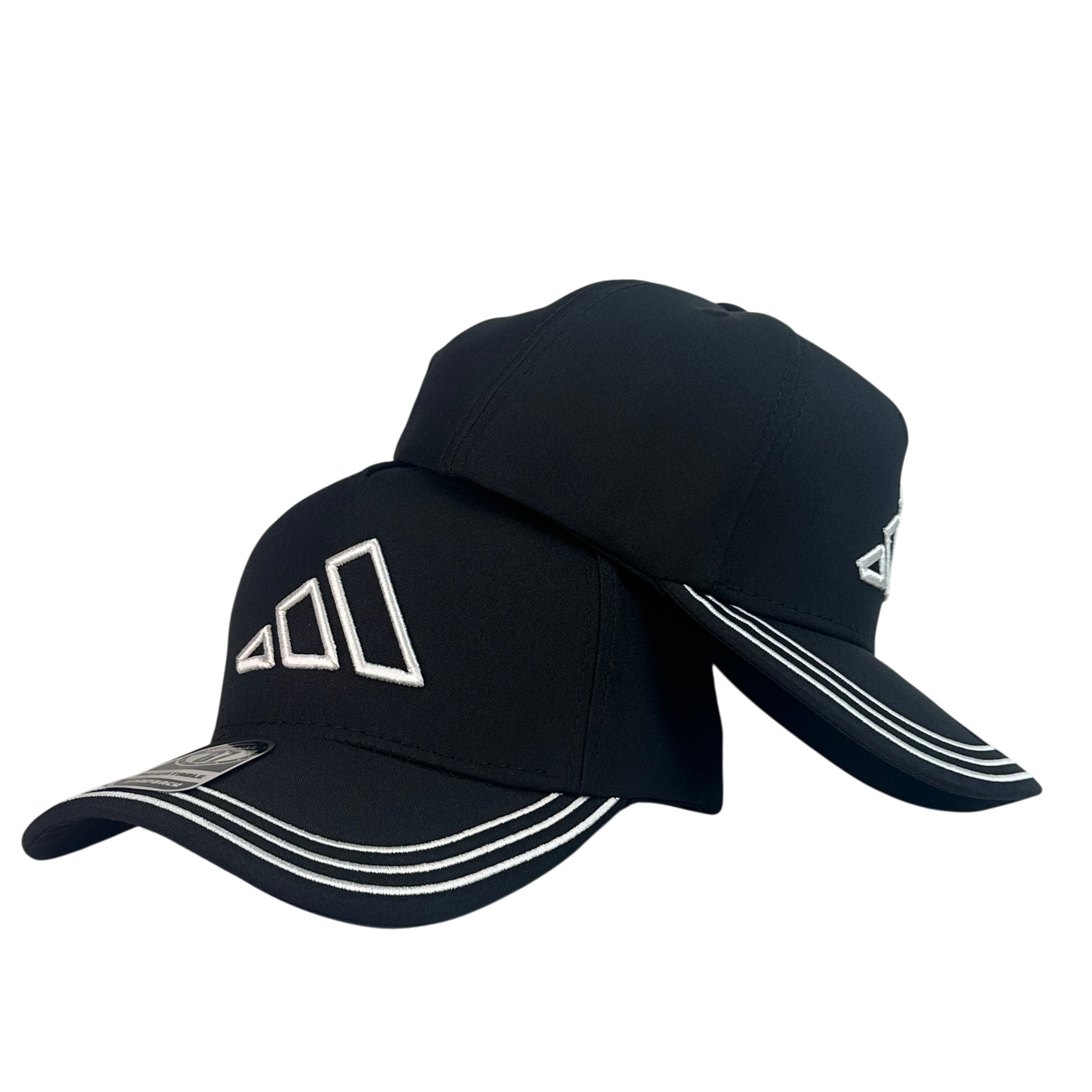 Gorra Adidas Negra con Bordado en Relieve y Visera con Líneas.