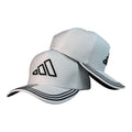 Gorra Adidas Blanca con Bordado en Relieve y Visera con Rayas.