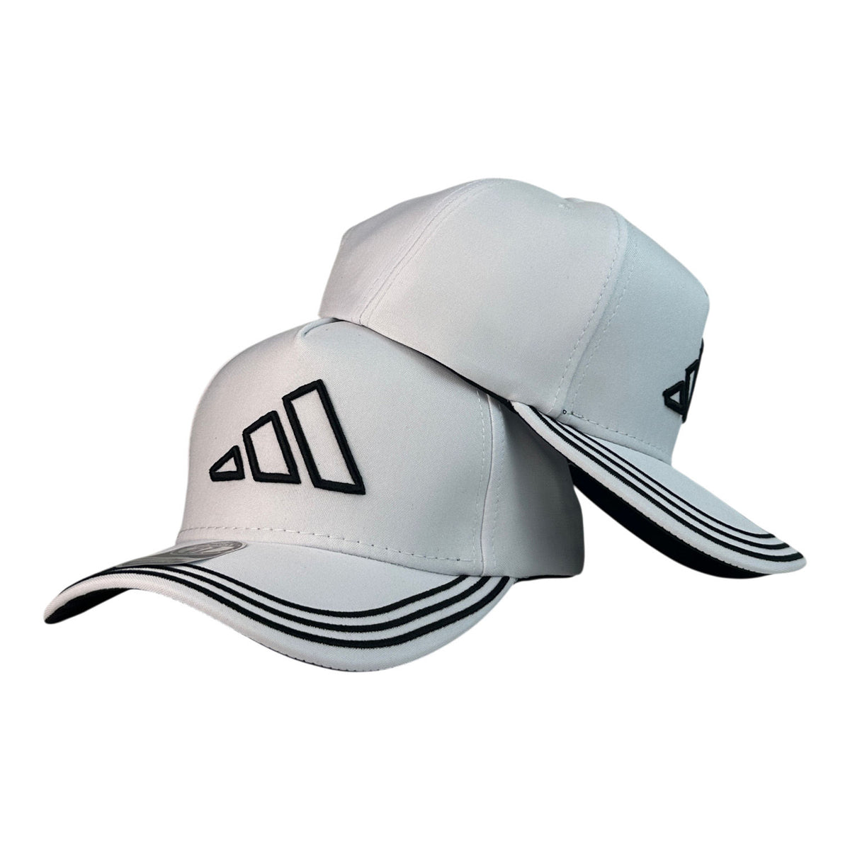 Gorra Adidas Blanca con Bordado en Relieve y Visera con Rayas.